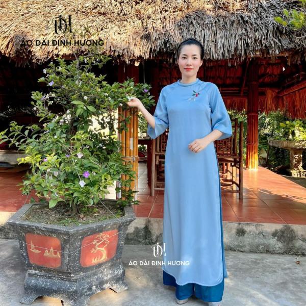 Áo dài dáng suông Đinh Hương vải lụa gấm xanh biển thêu tay kèm quần tây thi cổ vịt