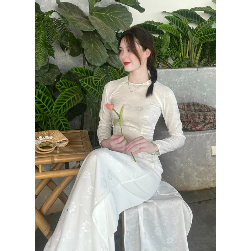 BỘ ÁO DÀI TRẮNG GẤM LỤA MỀM CỔ KIỀNG TAY DÀI KÈM QUẦN LỤA SANG TRỌNG.