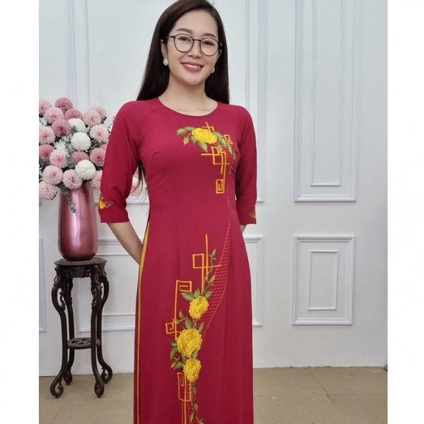 Tặng 148 áo dài chiffon đỏ đô cổ tròn thêu hoa mẫu đơn vàng chữ chiện (KHÔNG GỒM QUẦN)